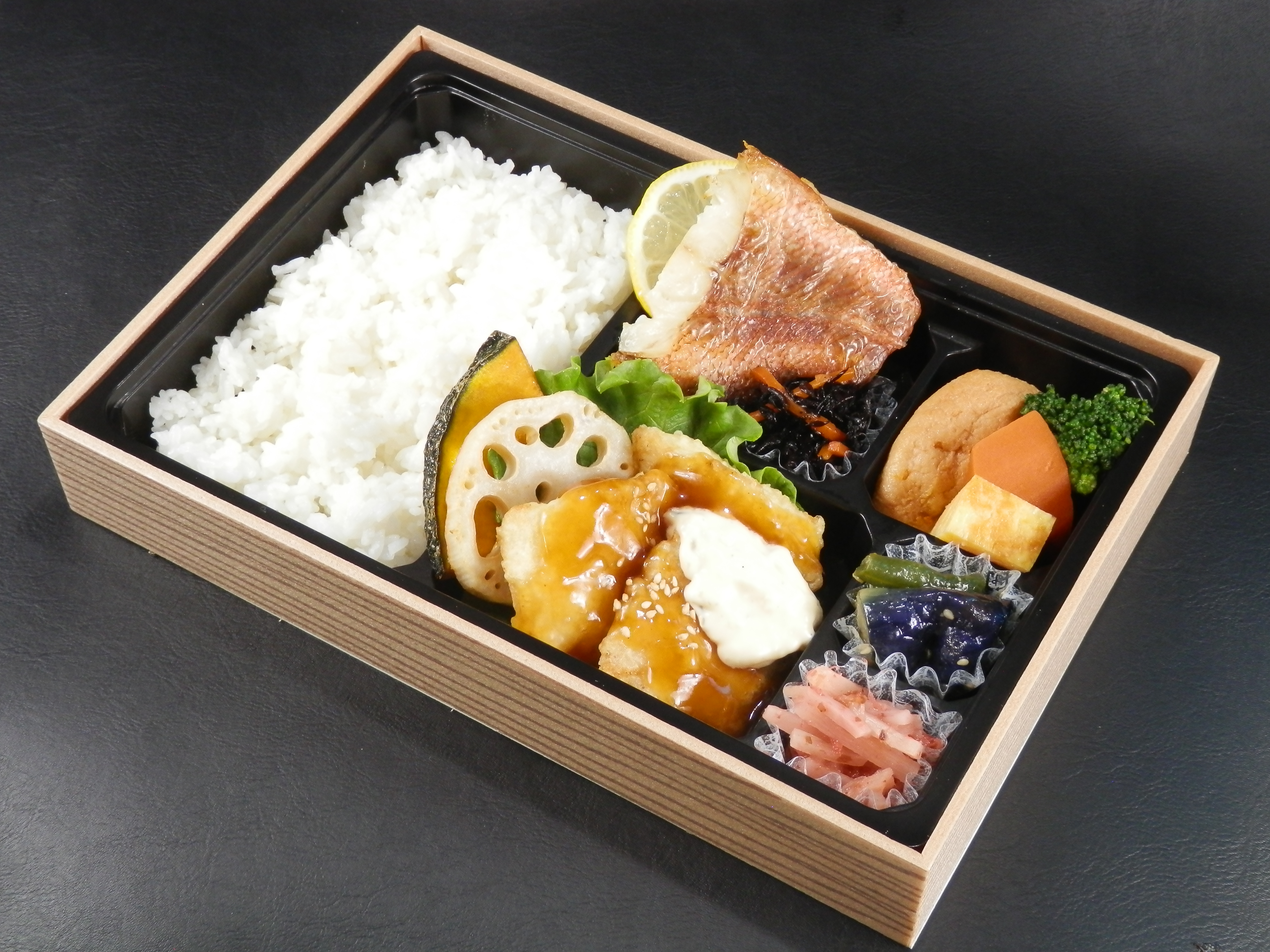 タルタルチキン南蛮＆赤魚の藻塩焼き弁当
