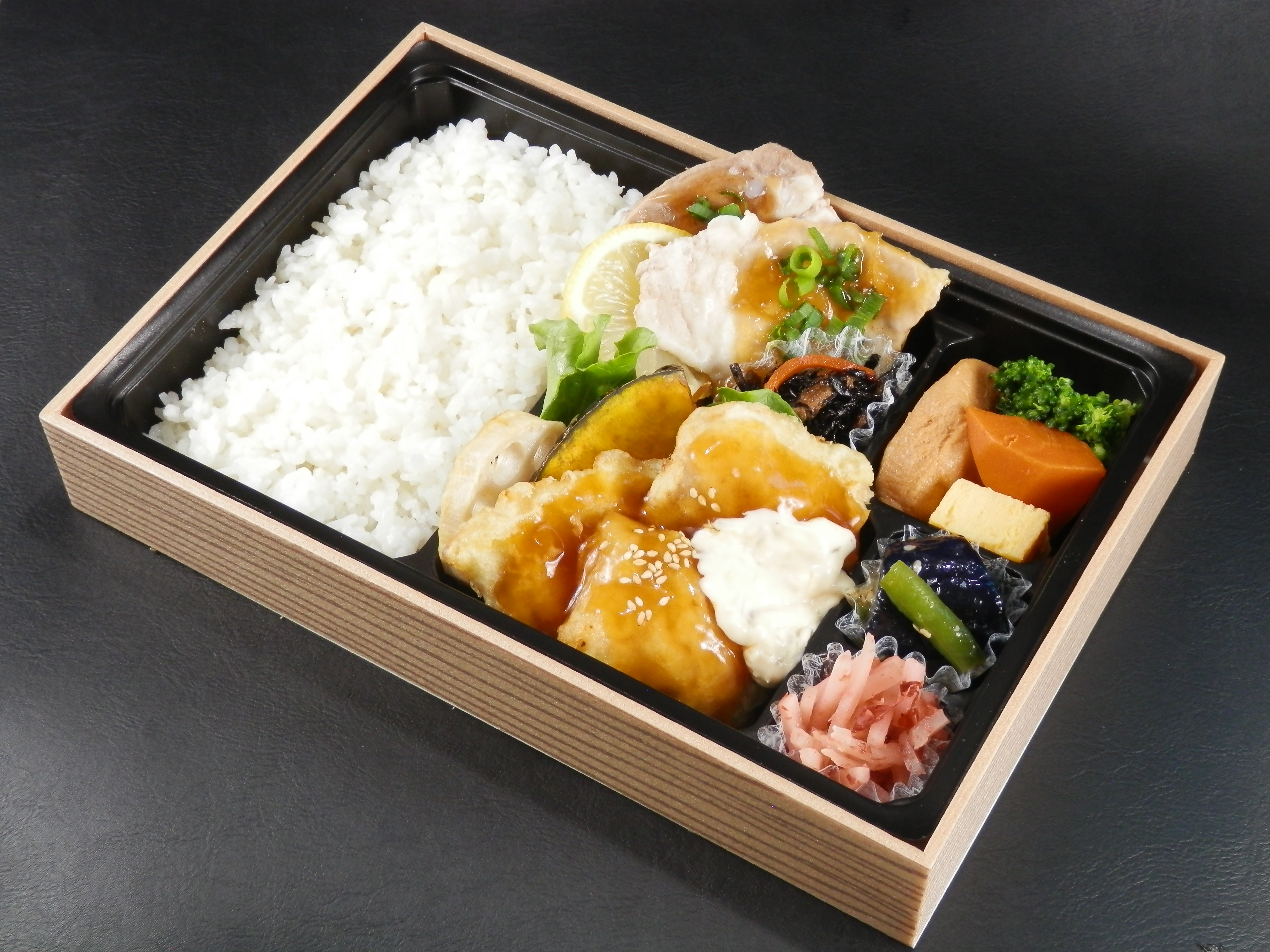 タルタルチキン南蛮＆豚ロース生姜あんかけ弁当