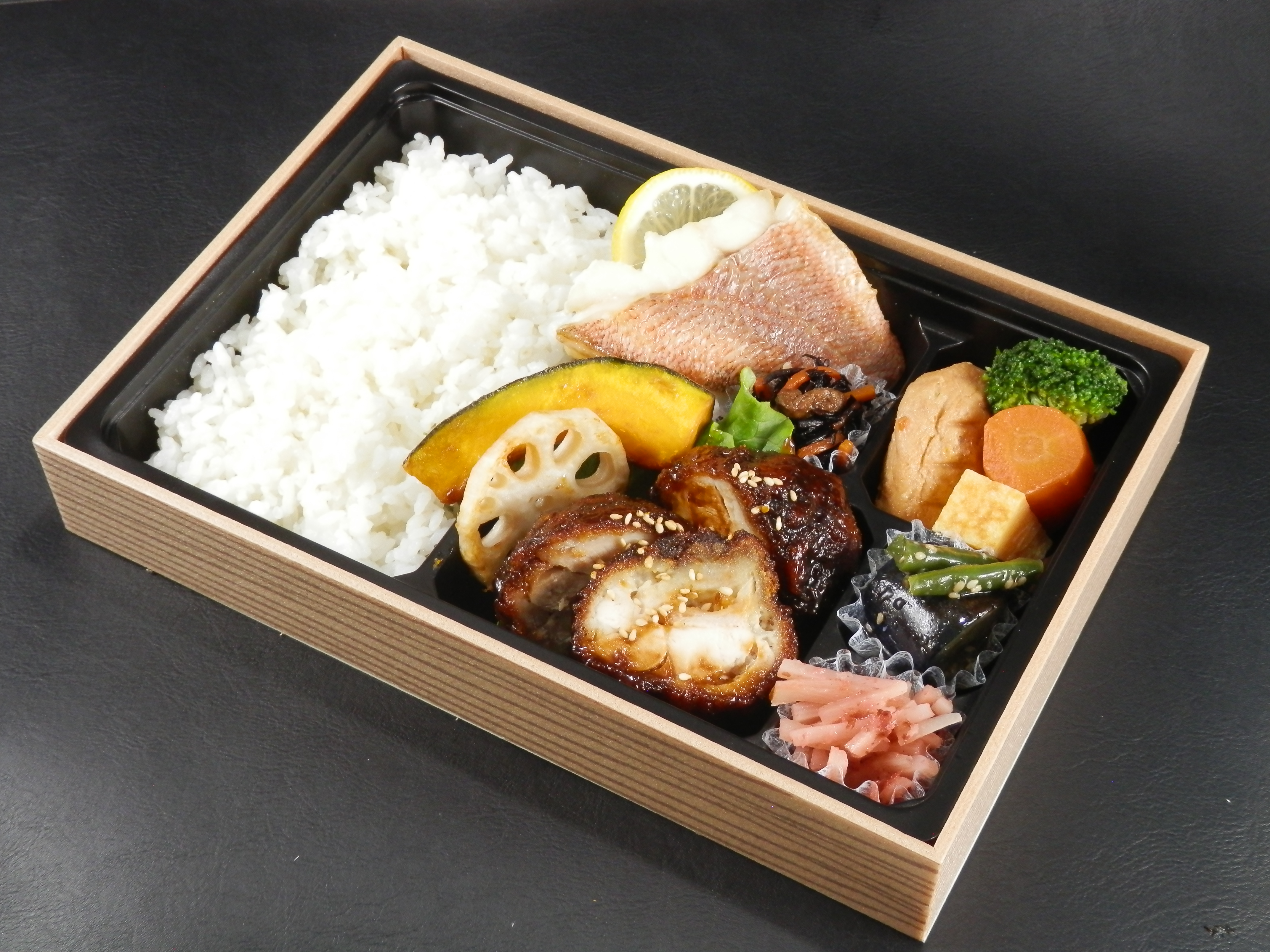 鶏の味噌カツ＆赤魚の藻塩焼き弁当