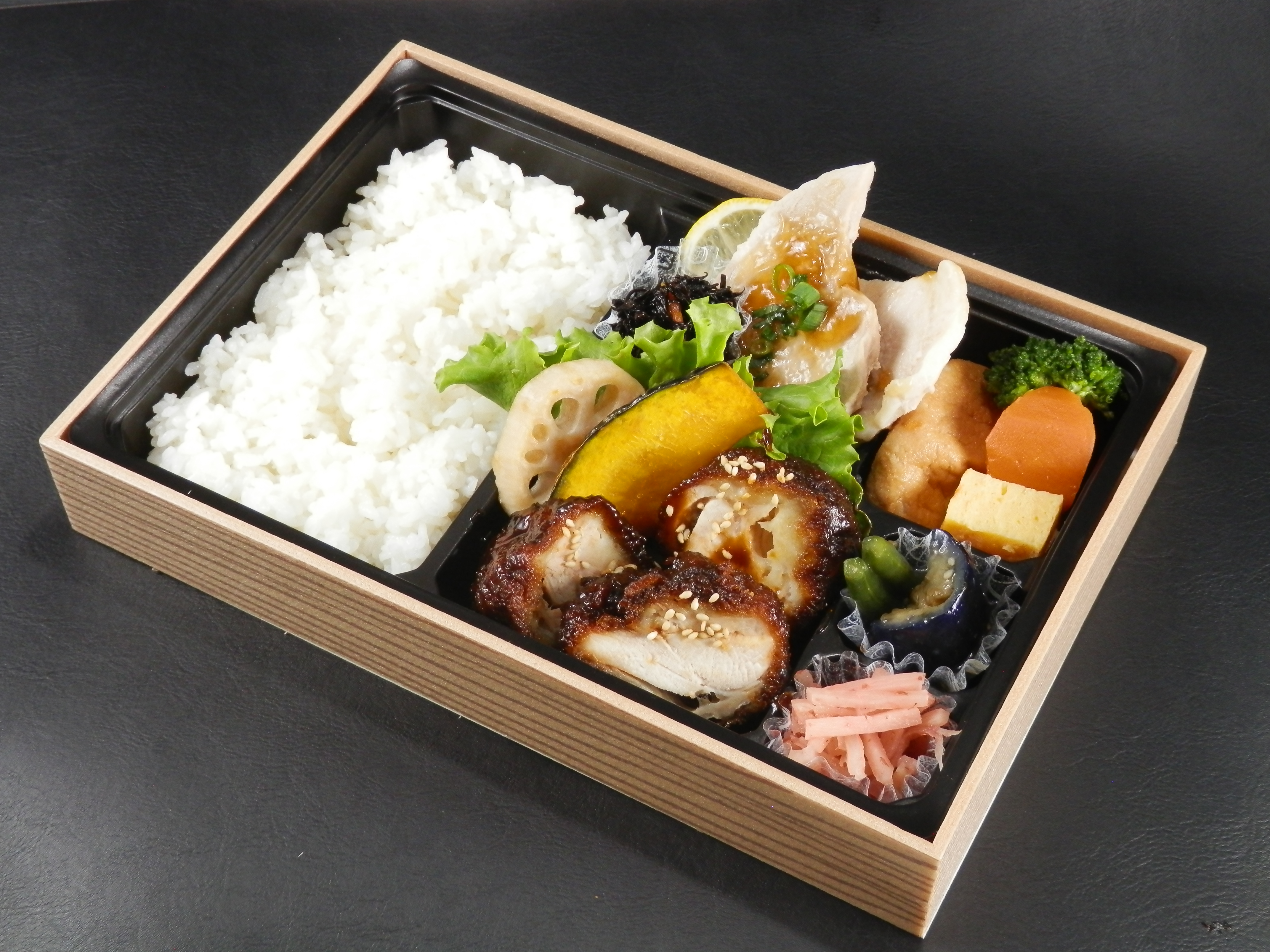 鶏の味噌カツ＆豚ロース生姜あんかけ弁当