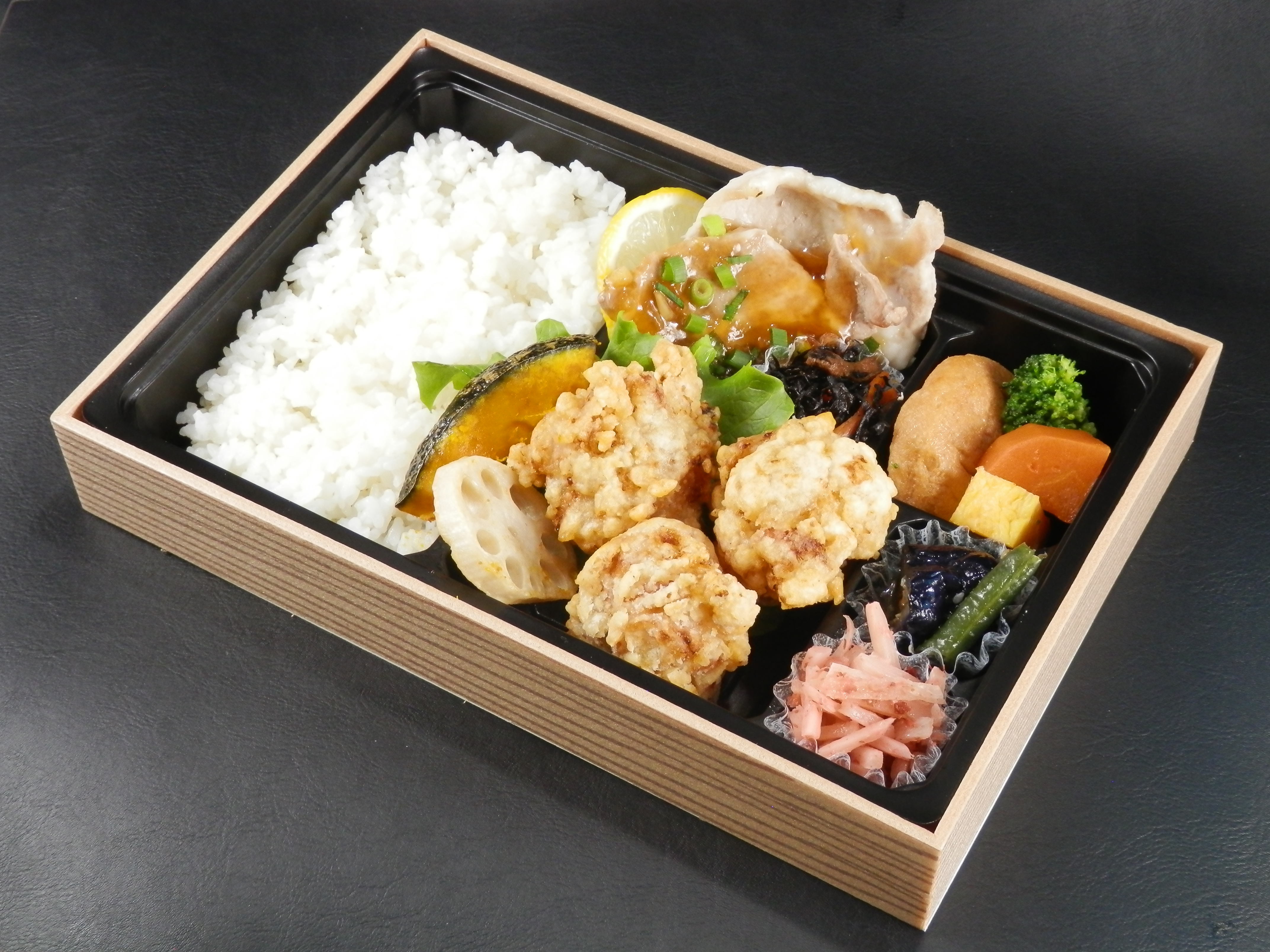 鶏の柚子しお唐揚げ＆豚ロース生姜あんかけ弁当