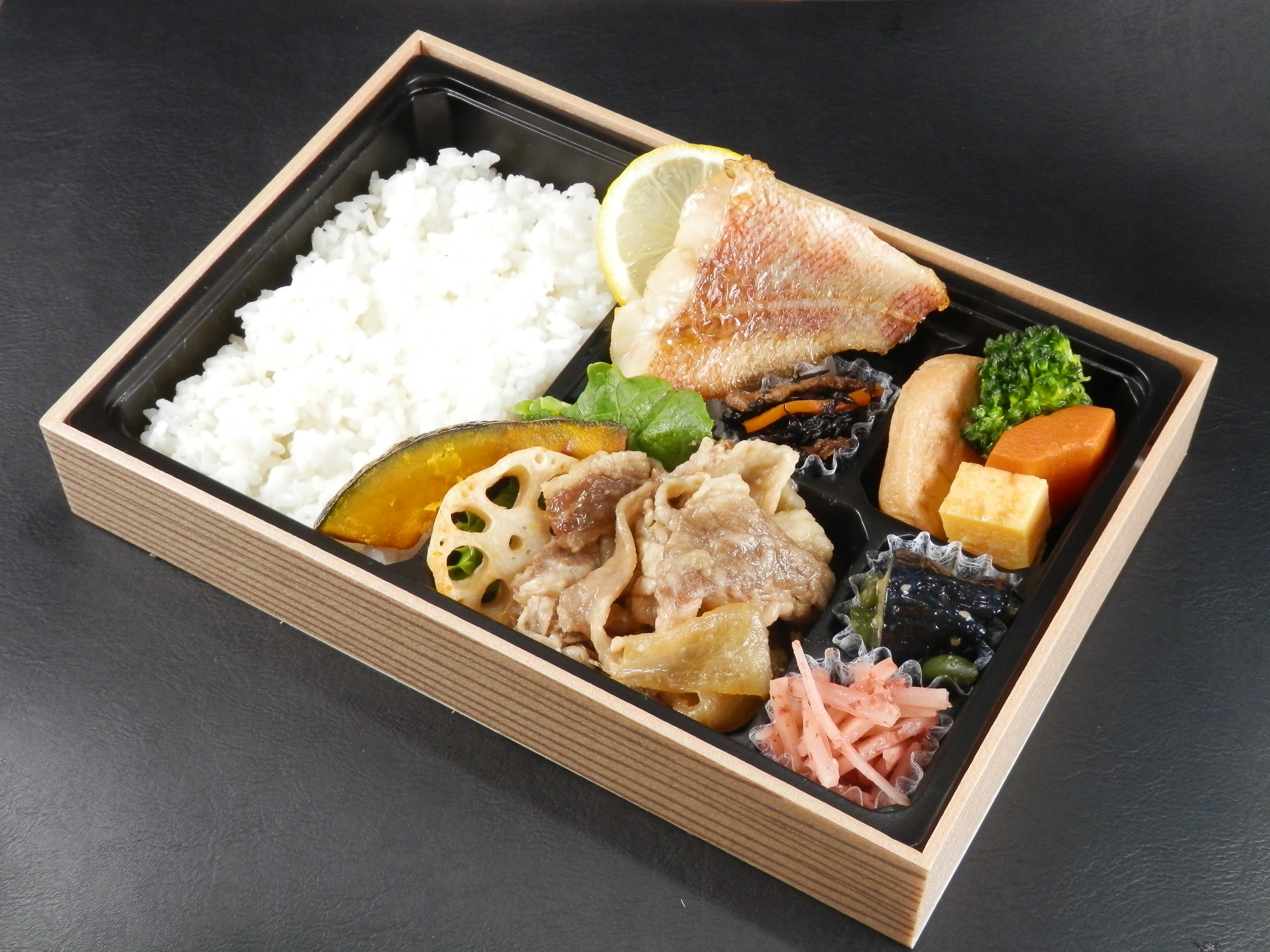 国産牛すき焼き＆赤魚の藻塩焼き弁当