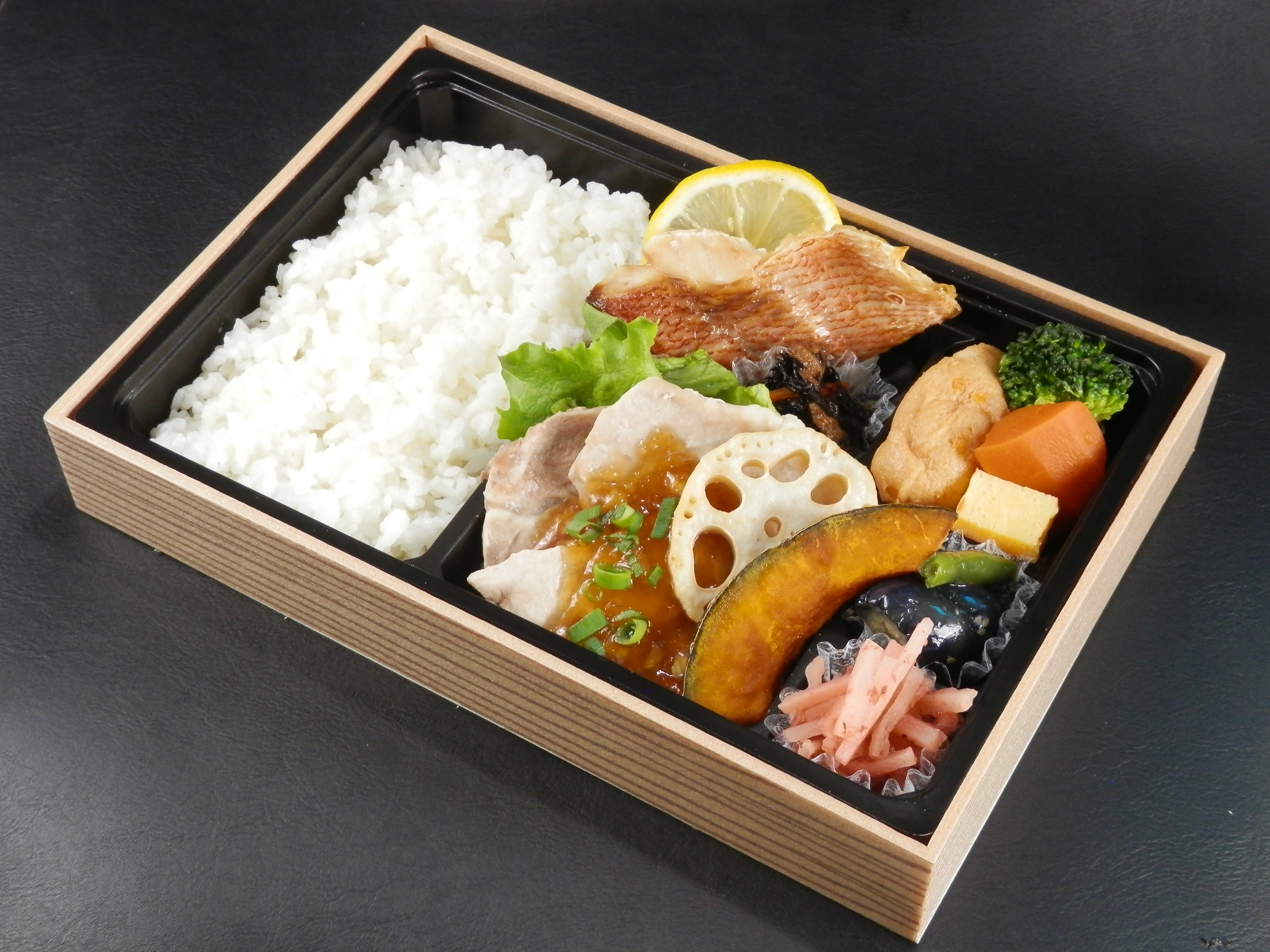 豚ロース生姜あんかけ＆赤魚の藻塩焼き弁当
